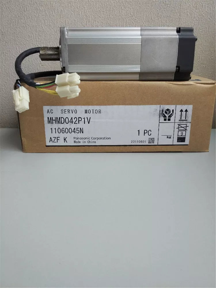 1PC New In Box Panasonic MHMD042P1V Servo Motor Expedited Shipping