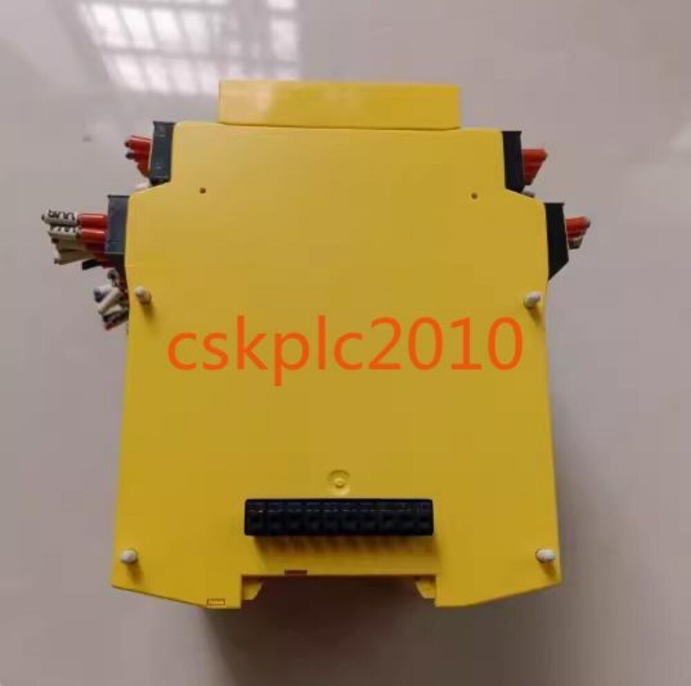 1PCS Original SICK safety relay FX3-XTIO84002 1044125 in good condition in stock